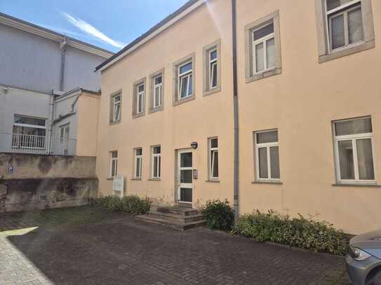 SINGLE WOHNUNG IM RÜCKGEBÄUDE!