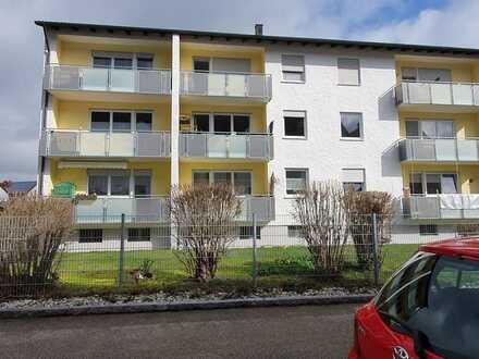 In Freising: Gepflegte Wohnung mit zwei Zimmern und Balkon
