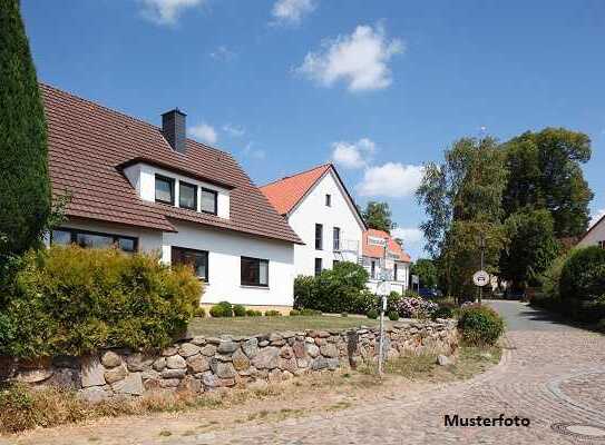 Einfamilienhaus mit Nebengebäude in ruhiger Gegend