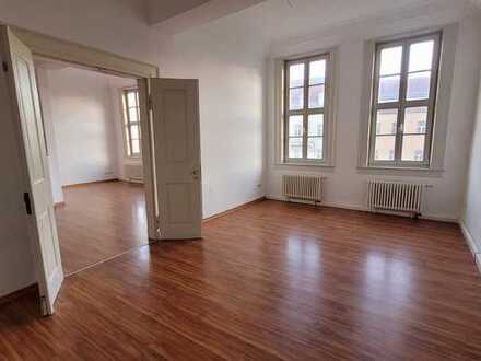 Am Fuße des Schloss Friedenstein! Elegante 3 Raumwohnung mit Balkon