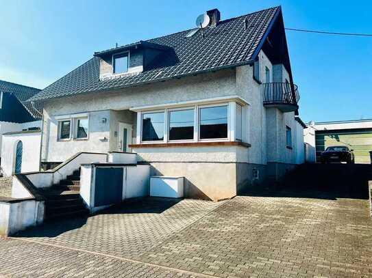 Großzügiges Einfamilienhaus mit Garten und Wintergarten in ruhiger Lage