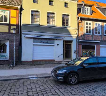 Wohnhaus (198qm) mit Ladenlokal (65qm)