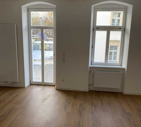 Kernsanierte helle 4-Zimmer-Wohnung mit Balkon in Hof