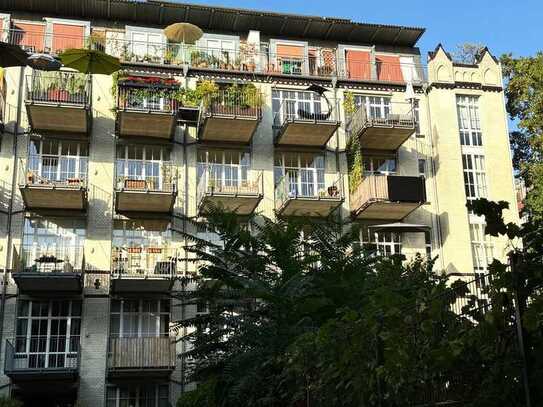 TRAUMHAFTE 2 ZIMMER DACHGESCHOSSWOHNUNG MIT WINTERGARTEN, BALKON UND ROOFTOP-DACHGARTEN - VERMIETET