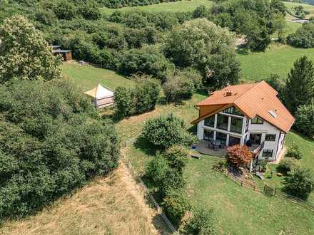 Wohnen im Einklang mit Ihren Pferden und der Natur: 3-Familienhaus mit Pferdestall und Reitplatz