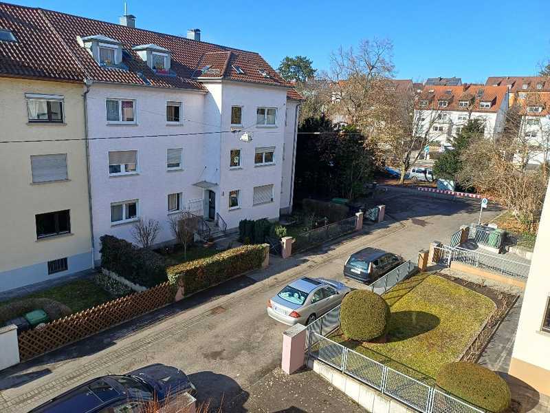 Hübsche Lage,Küchenveranda,Wannenbad,EBK,Gartennutzung,Keller,gute Fenster,neuer Boden erforderlich!