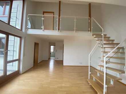 Pfiffige 3 Zimmer Maisonettewohnung mit Balkon und 2 Garagen im Herzen von Ditzingen