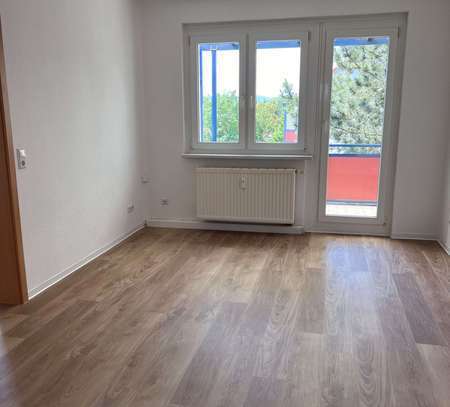 helle 2 Zimmer-Wohnung mit Balkon und Blick ins Grüne