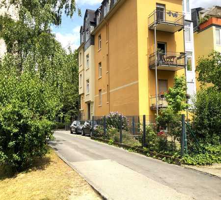 Wunderschöne, Stil-Altbau Wohneinheit mit Balkon, PKW Stellplatz, 3m Deckenhöhe, Stuck u. 117 qm WF