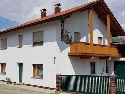 Haus sucht Handwerker oder Kapitalanleger:
Rendite ca. 3,2%! Zweifamilienhaus in Mengkofen