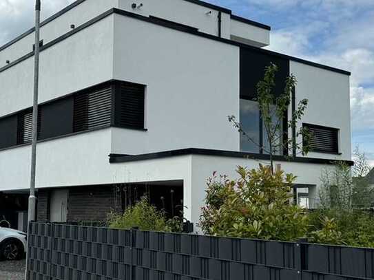 Architektenhaus - Neubau 6 Zimmer mit luxuriöser Innenausstattung und EBK in Friedberg (Hessen)