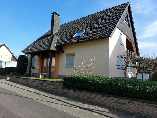 Schönes Wohnhaus mit Blick zur Burgengruppe