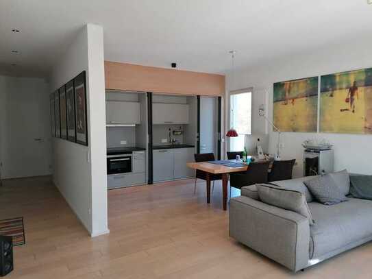 Geschmackvolle, gepflegte 2-Raum-Penthouse-Wohnung mit lux. Innenausstattung mit Balkon und EBK
