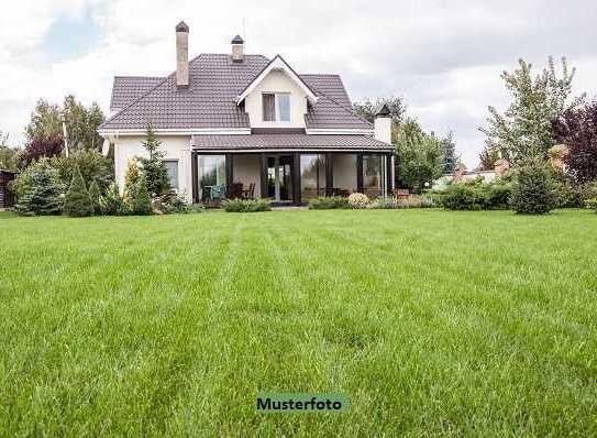 Freistehendes Einfamilienhaus, 2 Garagen und Carport