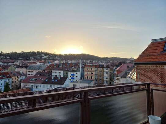 Stilvolle, modernisierte 4,5-Raum-Dachgeschosswohnung mit Einbauküche in Stuttgart