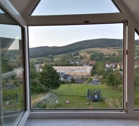 Gepflegte Dachgeschoßwohnung mit traumhaftem Ausblick in Feldrandlage