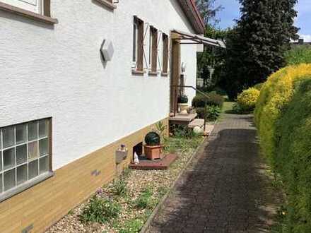 Freistehendes Einfamilienhaus auf großem Grundstück in sehr guter Lage