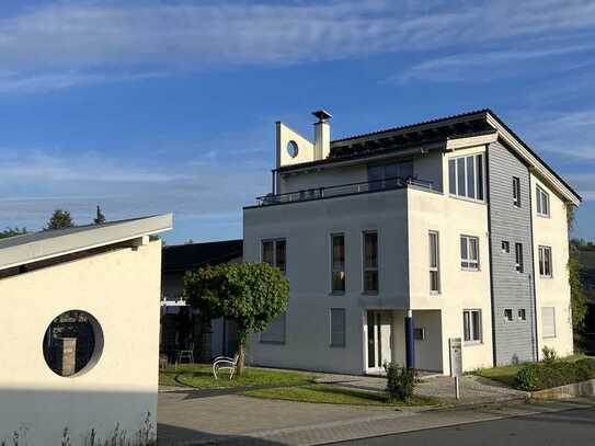 Exklusives Architektenhaus mit Betriebsgelände und Gewerbehalle