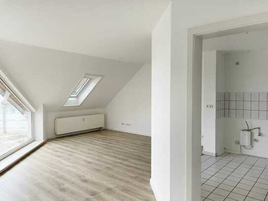 Individuelles Dachgeschoss in Lieskau wartet auf neue Bewohner. Mit Balkon und G-WC...