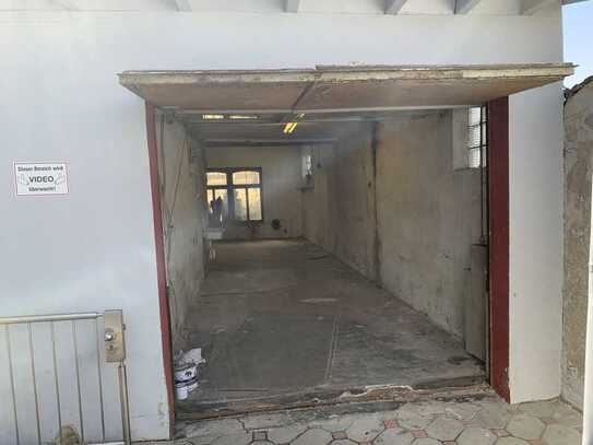 Garage mit Hinterraum als Lagerplatz