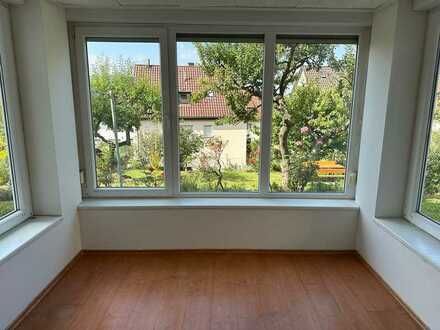 2 Wohnungen - 3 und 2 Zi.- Wohnung mit Balkon und Gartenanteil - in ruhiger Aussichtslage