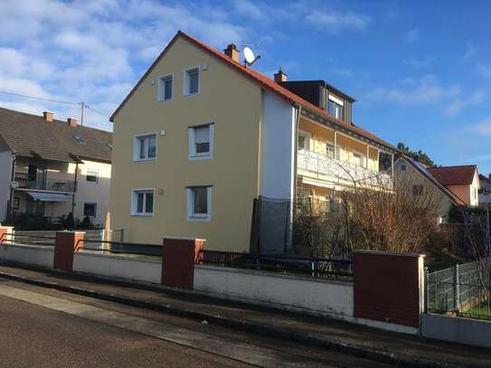 2,5-Zimmer-DG-Wohnung mit Garage/ Kellerabteil in 3-Familienhaus in Manching