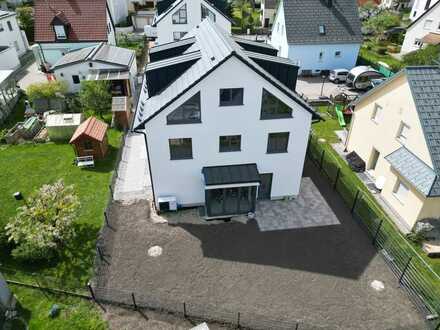 Erstbezug ab 01.06.24: Doppelhaushälfte fußläufig zur S2 mit Terrasse, Garten und 2 Stellplätzen