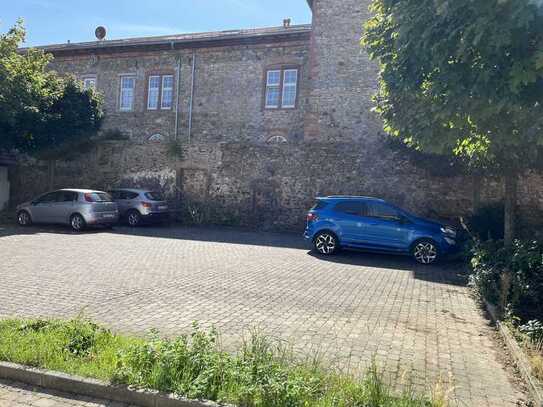 Modernisierte 2-Raum-Wohnung mit Einbauküche in Butzbach-Stadt, ruhige Innenstadtlage mit Parkplatz