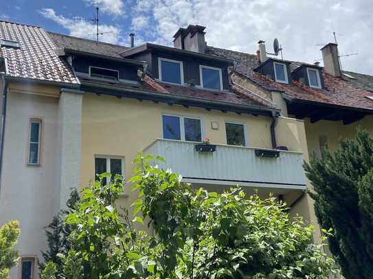 Vollständig renovierte Wohnung mit zweieinhalb Zimmern sowie Balkon und EBK in Stuttgart