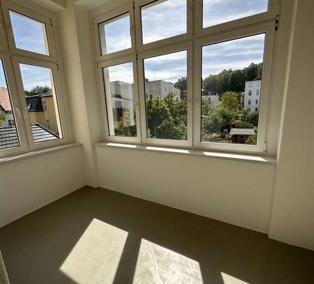 Großzügige 144 qm Altbau-Wohnung in Mehrfamilienvilla mit Balkon + Wintergarten!