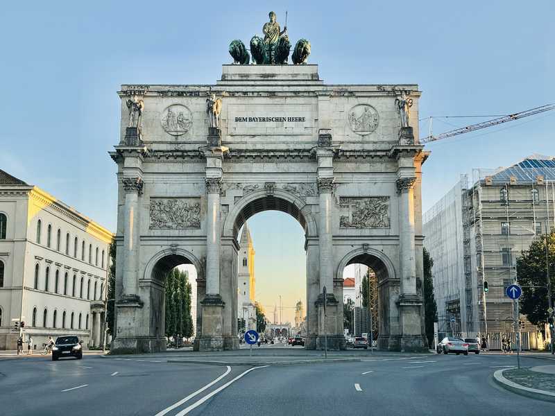 RSI - Gepflegtes MFH aus Familienbesitz in Mü.-Neuhausen mit 910 qm Wfl . + DG-Ausbau (195 qm Wfl.)