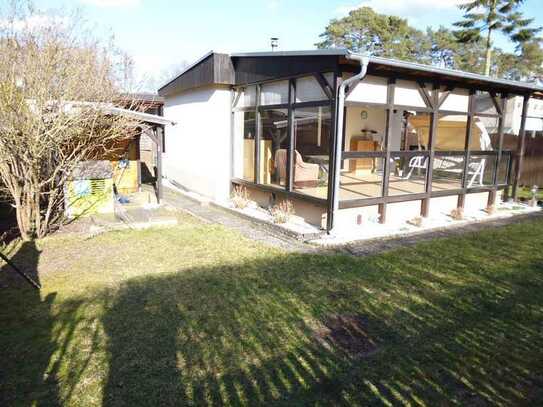 Massiver Wochenendbungalow als Zweitwohnsitz mit toller Ausstattung und großer Terrasse