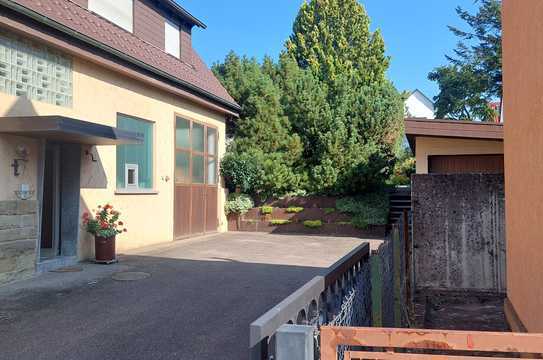 Gepflegtes Einfamilienhaus mit großem Gartenteil/Bauplatz in zentraler Lage von Renningen