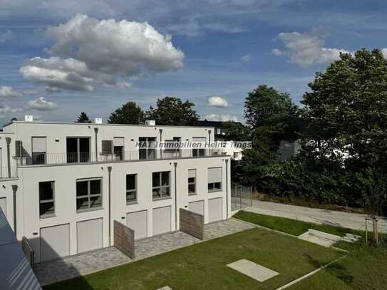 • NEUBAU • Bezugsfertiges Energie Effizienzhaus • ca. 135 m² Wfl. • Dachterrasse + sonnig. Garten •