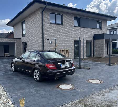 Erstbezug: Obergeschoßwohnung mit großem Balkon