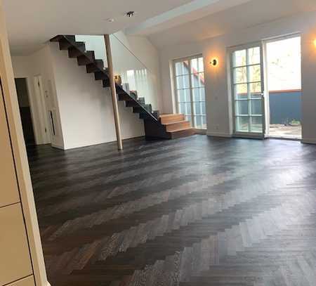Erstbezug nach Sanierung mit Balkon und Einbauküche: Geräumige, stilvolle 4-Zimmer-DG-Wohnung