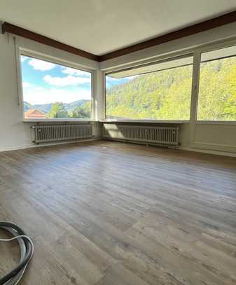 Erstbezug nach Renovierung mit Terrasse und Garten: geschmackvolle 2.5-Zimmer-Wohnung in Bad Wildbad