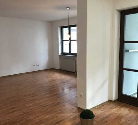 Freundliche 2-Zimmer-Wohnung mit gehobener Innenausstattung mit Balkon und EBK in Amberg