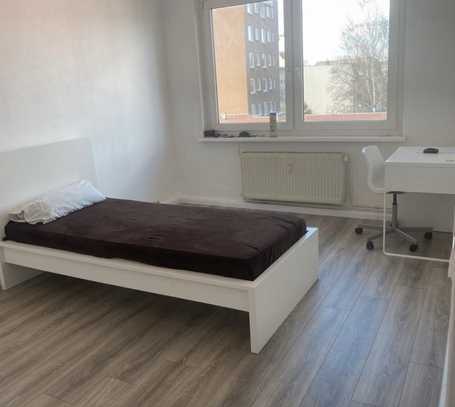 Neuwertige Wohnung mit 2 Zimmern und EBK in Berlin