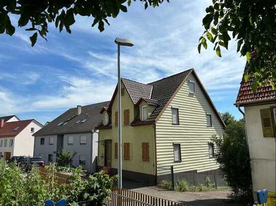 Idyllisches, großes Einfamilienhaus mit Garten zum renovieren