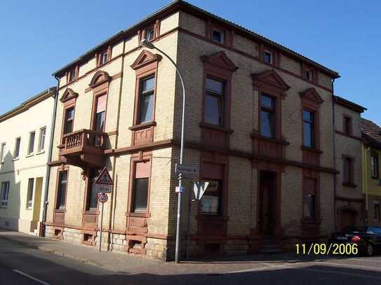 Altbau-Wohnung mit viel Platz in zentraler Lage