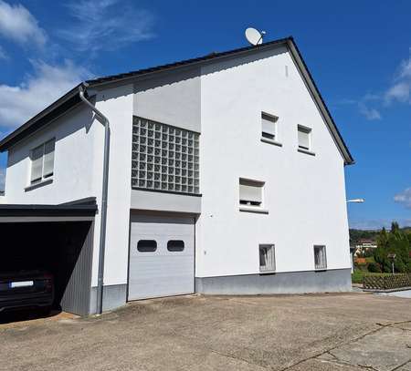 Einfamilienhaus mit Freisitz, kleinem Garten, Garage und KFZ-Stellplatz