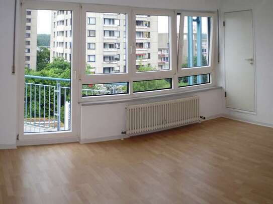 Helle und freundliche 1,5-Zimmer-Wohnung mit Balkon und Einbauküche in Mörfelden-Walldorf