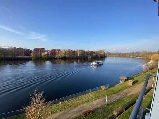 Komplette Fensterfront zur Spree! 3,5 Zimmer mit Wintergarten und einem phantastischen Blick!