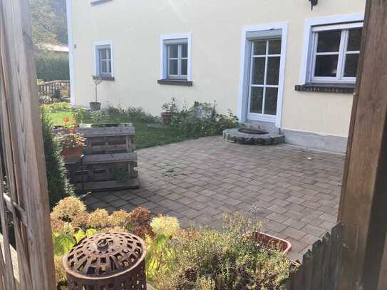 idyllisch gelegene 4-Zimmer-Erdgeschosswohnung - mit Garten, Garagenstellplatz und Einbauküche