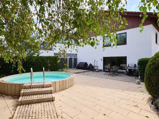 schickes Zweifamilienhaus mit Pool, Garten, Garage uvm. auf der Suche nach einer neuen Familie!