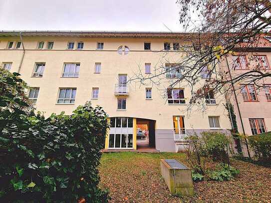 Geräumige 2 Raum Wohnung mit süßer Loggia!