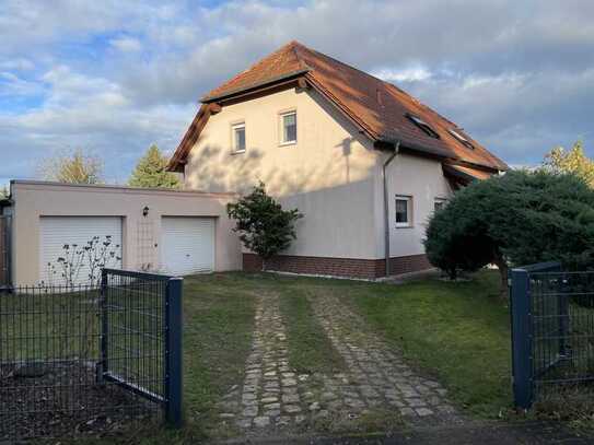 Umgeben von einem großen Garten: Hübsches Einfamilienhaus mit Doppelgarage