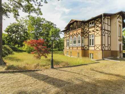 Fachwerkvilla für Liebhaber: Eindrucksvolles MFH mit teilbarem Grundstück idyllisch bei Berlin