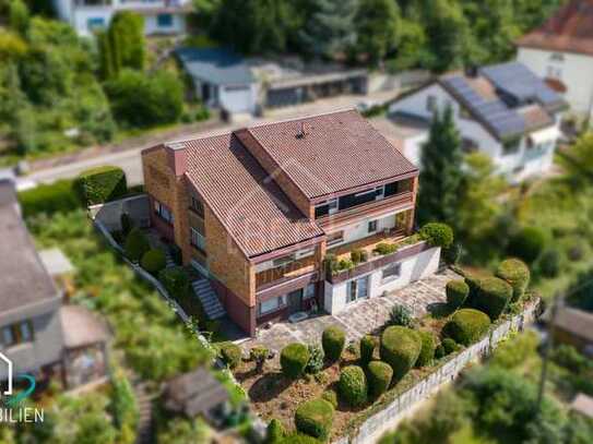 Geräumiges Familiendomizil mit Schwimmhalle und Terrasse in gehobener Lage